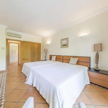 Villa Sleeps 4 With Pool Air Con&wifi