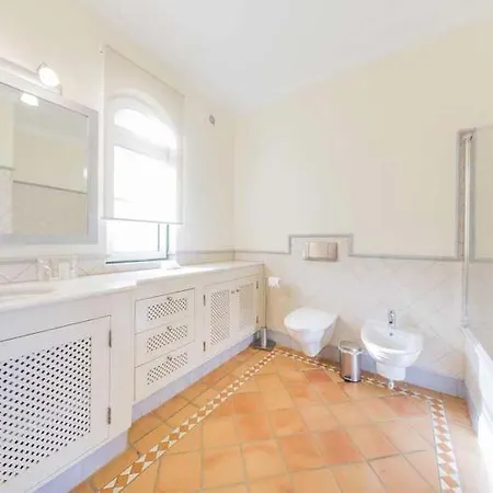 Vila Sleeps 4 With Pool Air Con And Wifi *